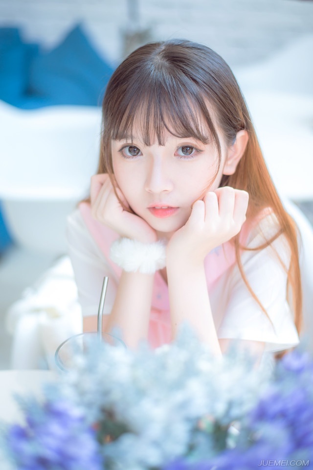 有一种人他信任你接纳你关心你理解你在乎你维护你，包容你他会为你毫无保留的付出，他能分享你的快乐，承接你的痛苦。你的冷暖他记在心里，你的安危他放在心上，他不允许别人对你有一丝一毫的侵犯伤害侮辱中伤。因为真正的爱情，离不开默默地奉献精心地守护，是真心地给予真心地付出。